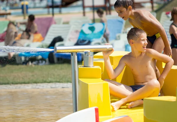 Zwei glückliche Jungen, die Spaß im Aquapark haben — Stockfoto