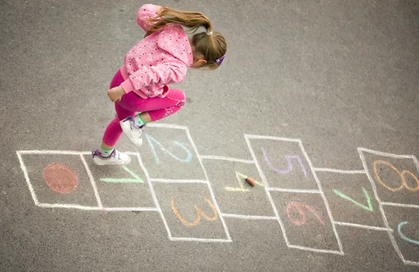 Menina no hopscotch — Fotografia de Stock