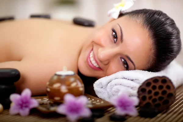 Hermosa mujer en el salón de spa — Foto de Stock