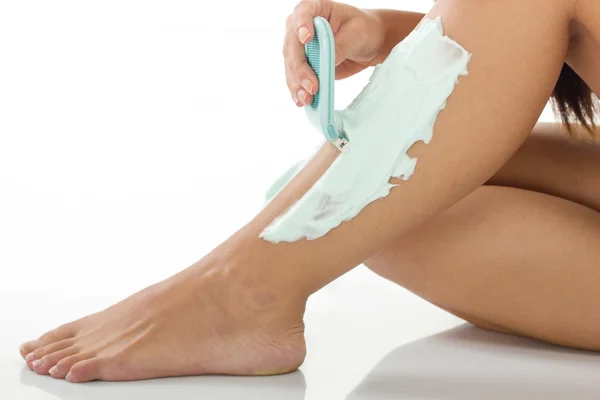 Close up of woman shaving her legs with razor — Stock Photo, Image