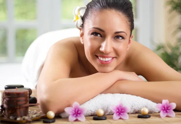 Lachende vrouw beautifu met een wellness massage terug — Stockfoto