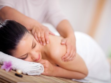 güzel bir kadın olan bir sağlıklı yaşam spa salonu masaj geri 