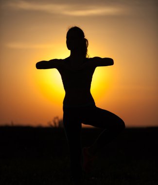 sabah güzel yoga kadın silüeti 