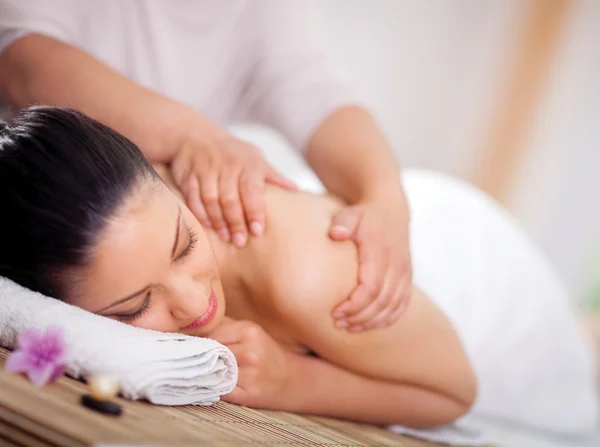 Schöne Frau mit einer Wellness-Rückenmassage im Wellness-Salon — Stockfoto