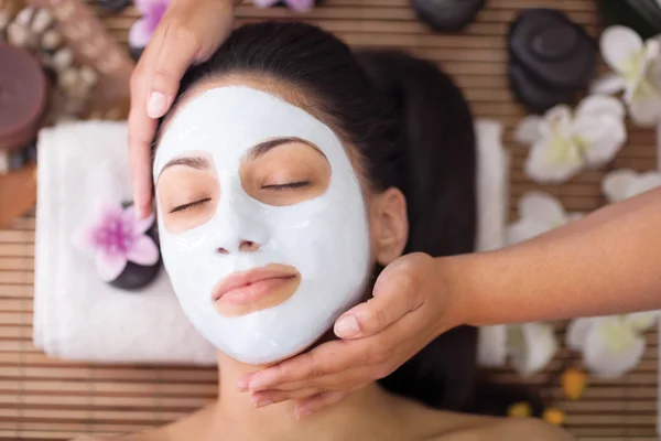 Спа-терапия для молодой женщины в маске для лица в салоне красоты — стоковое фото