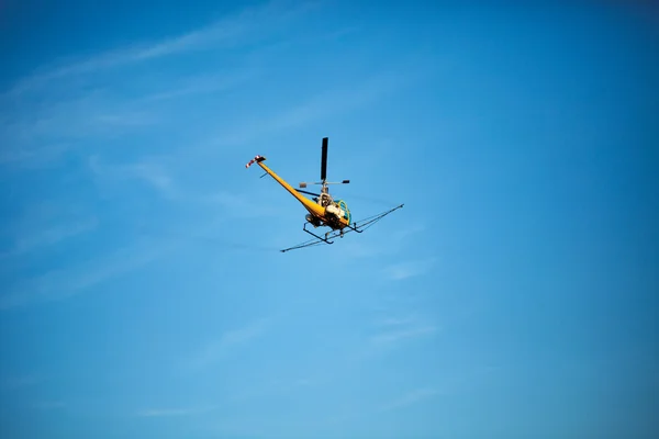 Helicóptero pulverizador de culturas, pulverização de montanhas, campos e l — Fotografia de Stock