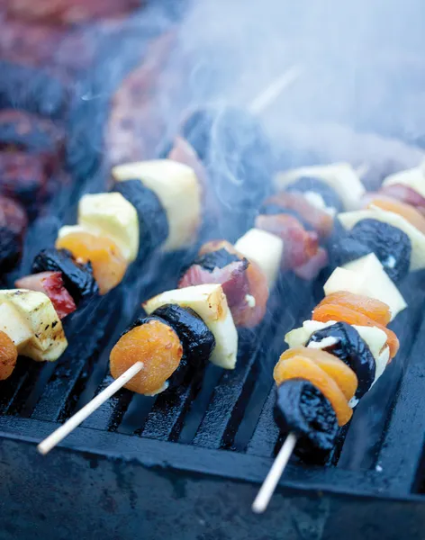 Spiedino di carne e verdura alla griglia con fuoco — Foto Stock