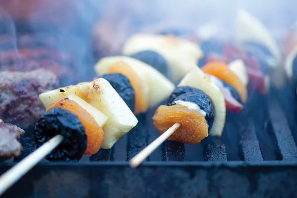 Spiedino di carne e verdura alla griglia con fuoco — Foto Stock