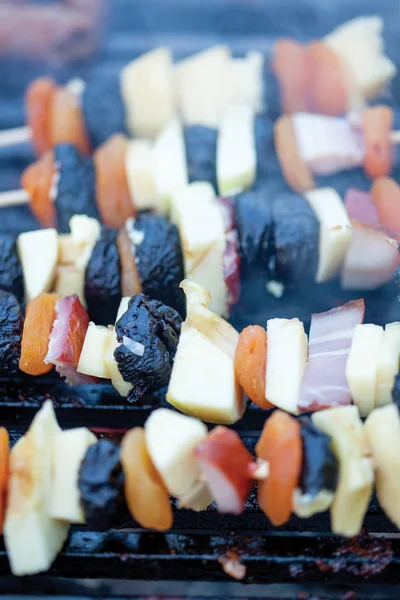 用火烧烤烤架上的肉和蔬菜串 — 图库照片