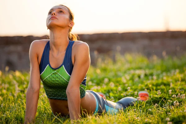 Ung kvinna stretching — Stockfoto