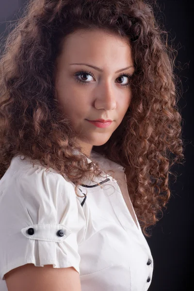 Hermosa mujer con maquillaje casual y cabello rizado — Foto de Stock