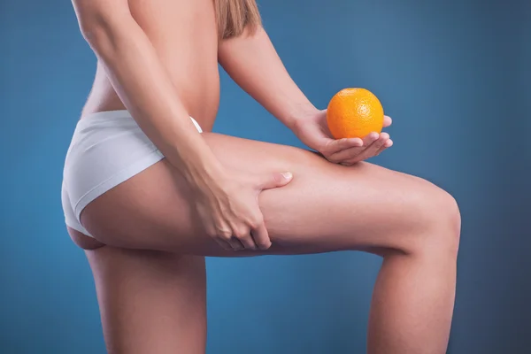 女性は手で保持するオレンジ、健康的なライフ スタイルのコンセプト — ストック写真