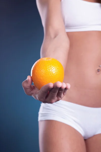 Mujer sostiene en la mano naranja, concepto de estilo de vida saludable —  Fotos de Stock