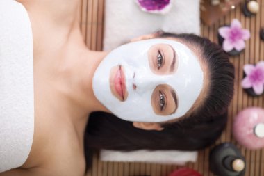 yüz maskesi Güzellik Salonu sahip genç bir kadın için spa terapisi