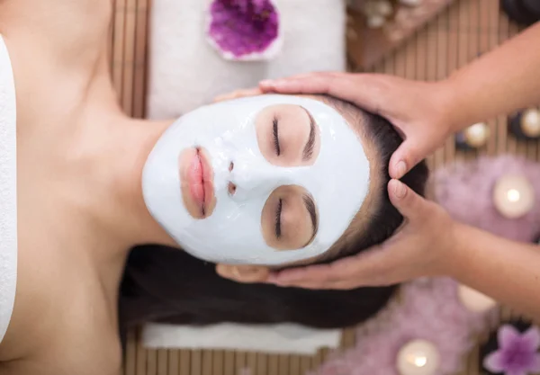 Terapia de spa para mujeres jóvenes que tienen máscara facial en el salón de belleza — Foto de Stock