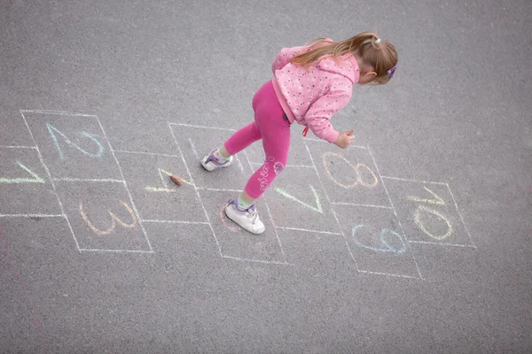 Yong petite fille sur l 'hopscotch — Photo