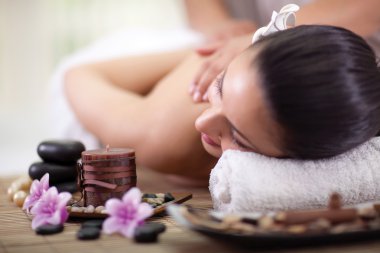 güzel bir kadın olan bir sağlıklı yaşam spa salonu masaj geri 