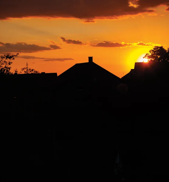 Huis silhouet met prachtige zonsondergang hemel achtergrond — Stockfoto