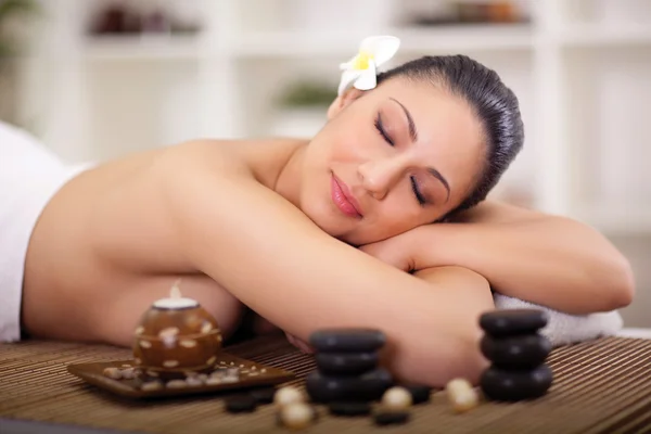 Beautiful woman having beauty treatments in the spa salon — Stock Photo, Image