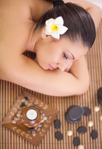 Mulher com tratamentos de beleza no salão de spa — Fotografia de Stock