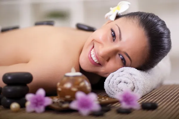 Hermosa mujer sonriente relajarse en el centro de spa — Foto de Stock