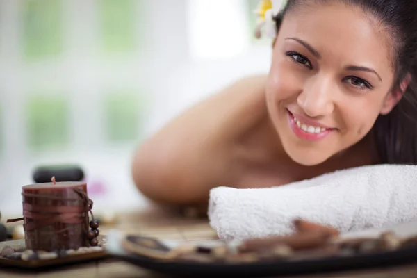 Jovem mulher no salão de spa — Fotografia de Stock