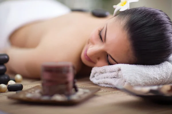 Young woman relaxing at spa salon — Stock Photo, Image