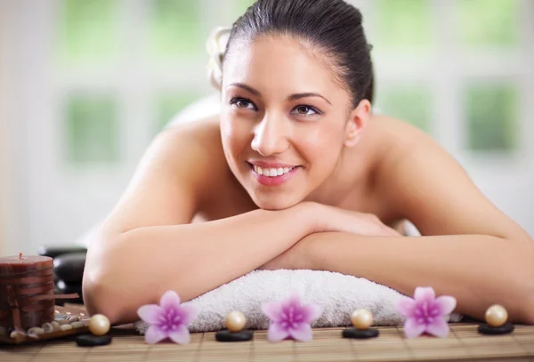 Beautifu mujer sonriente relajarse en el centro de spa —  Fotos de Stock