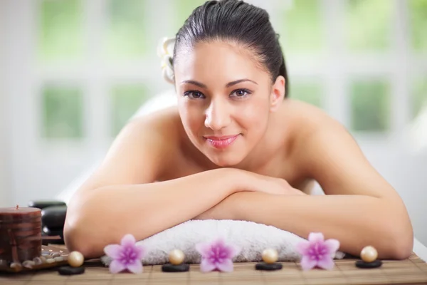 Jovem mulher sorridente no salão de spa — Fotografia de Stock