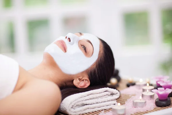 Hermosa mujer teniendo tratamientos de belleza en el salón de spa — Foto de Stock