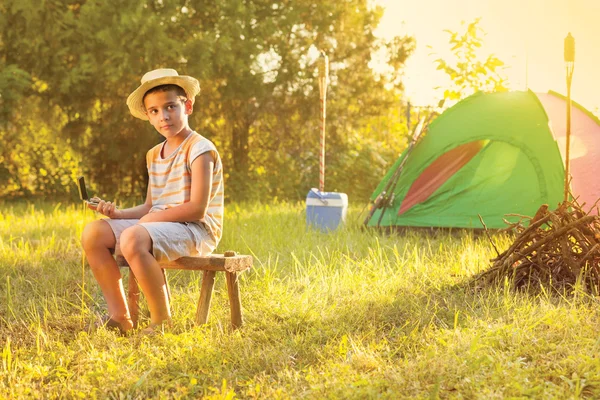 Acampamento na tenda - família no acampamento — Fotografia de Stock