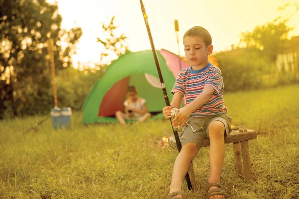 Kamp in de tent - twee broers op de camping — Stockfoto