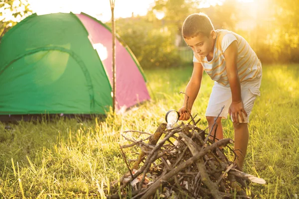 Campamento en la tienda - niño en el camping usando una lupa — Foto de Stock