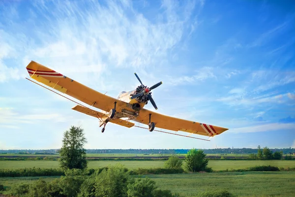 Low Flying Crop Duster against a blue sky — Stock Photo, Image