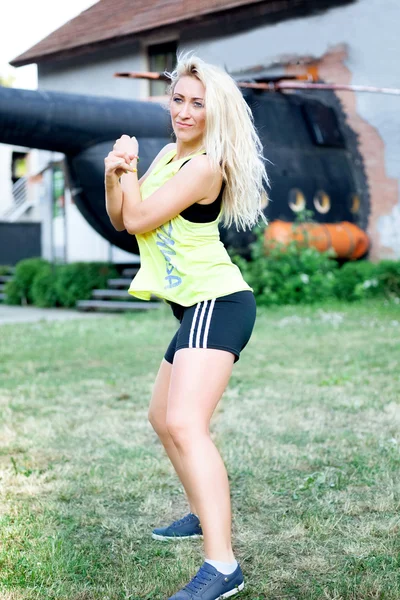 Kvinna njuter av aerobics zumba fitness — Stockfoto
