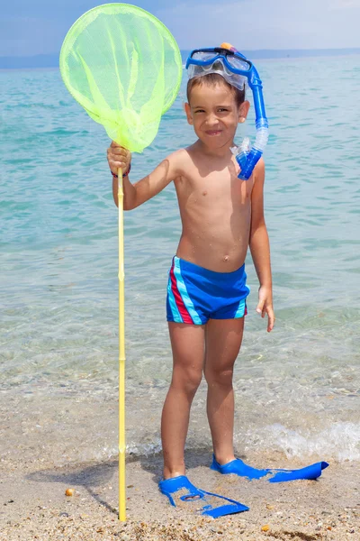 Glückliches Kind mit Tauchausrüstung am Strand — Stockfoto