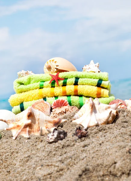 Beach accessories and blue sky. Concept of summer vacations — Stock Photo, Image