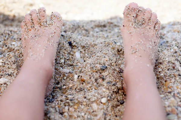 Close up of  legs covered in sand on the summer beach — Stock Photo, Image