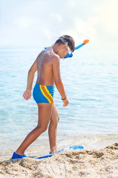 Summer vacation - Portrait of happy boy in face masks and snorke — Stock Photo, Image