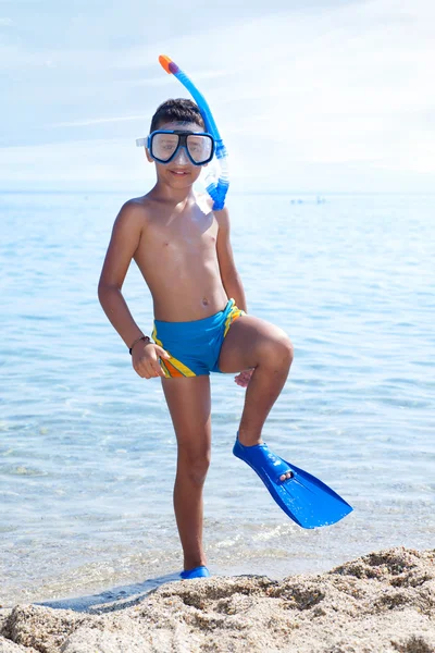 Vacaciones de verano - Retrato de niño feliz en máscaras faciales y snorke —  Fotos de Stock