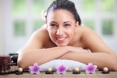 Spa merkezinde dinlenen güzel bir kadın.