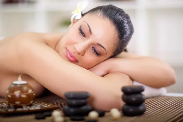 Beautiful woman in spa salon — Stock Photo, Image