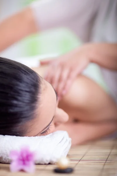 Mooie vrouw met een wellness massage terug — Stockfoto
