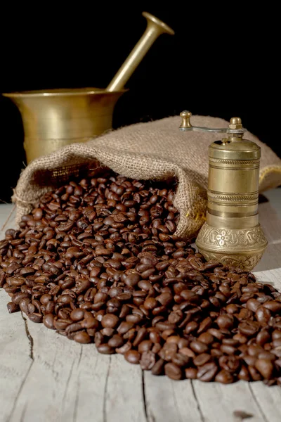 Κόκκους καφέ και παλιά κούπα ορείχαλκο — Φωτογραφία Αρχείου