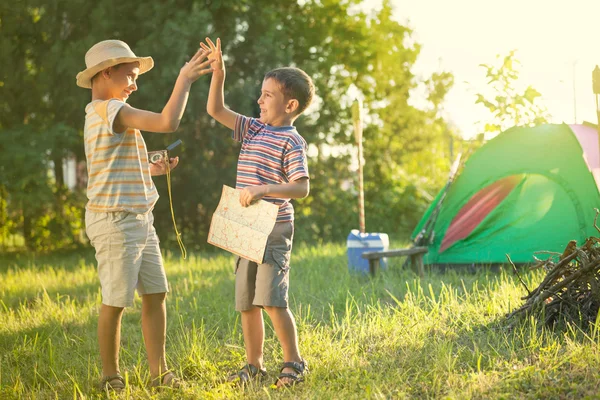 Acampamento na tenda - dois irmãos no acampamento — Fotografia de Stock