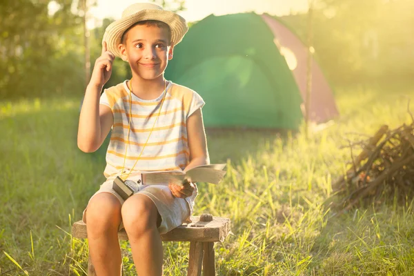 Child have idea how to use a compass in nature — Stock Photo, Image