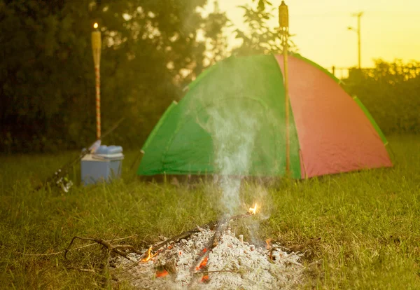 Tenda em prados verdes — Fotografia de Stock