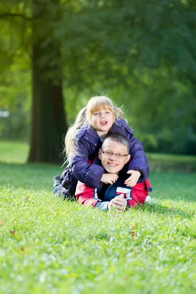 Glückliche Schwester und Bruder zusammen im Park — Stockfoto