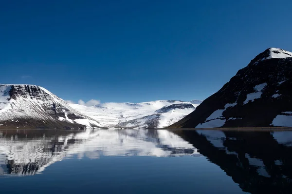 Όμορφα βουνά με χιόνι και αντανάκλαση στον Ατλαντικό ωκεανό. Westfjords, Ισλανδία. — Φωτογραφία Αρχείου