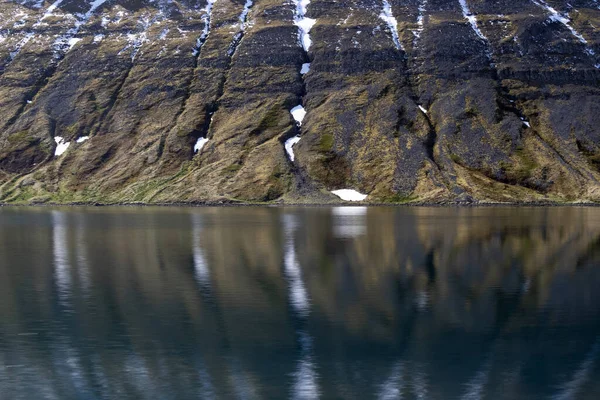 Fjällreflektion i Atlanten. Westfjordar, Island. — Stockfoto